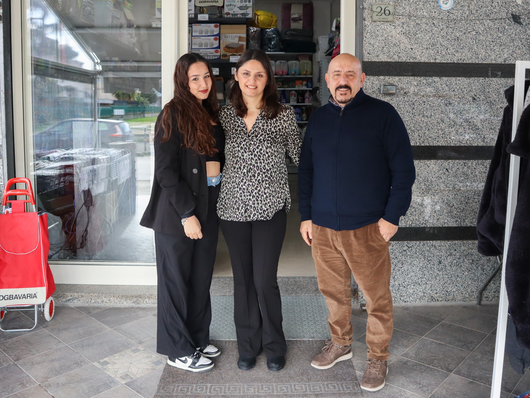 Il team IMAR davanti al negozio